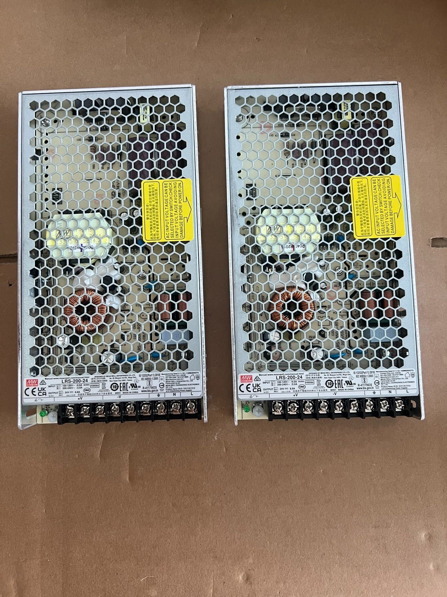 明纬LRS-200-24开关电源，24V输出8.8A，功率2