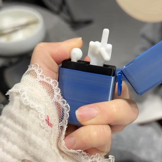 稀奇古怪小挂件竖中指彷真钥匙扣恶搞打火机模型创意整人卡通玩具