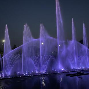 厂家供应喷泉音乐设备广场程控光亮跳泉设计水池水景波光