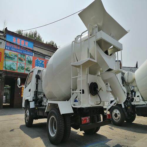 隧道小型搅拌车 混凝土搅拌站报价 唐骏小骏马3立方搅拌车图片