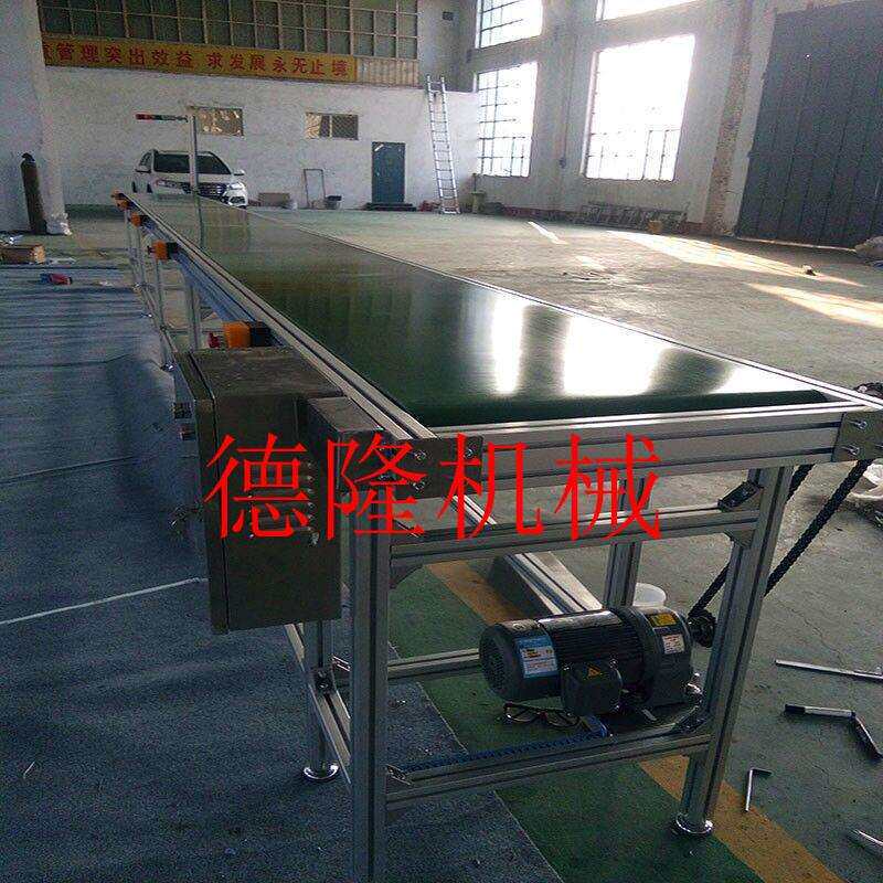 河南带挡板裙边传送带注塑机装配线移动升降式爬坡机