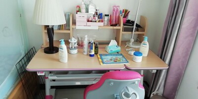 解说生活诚品儿童学习桌对比护童哪个，这两个牌子选谁好？