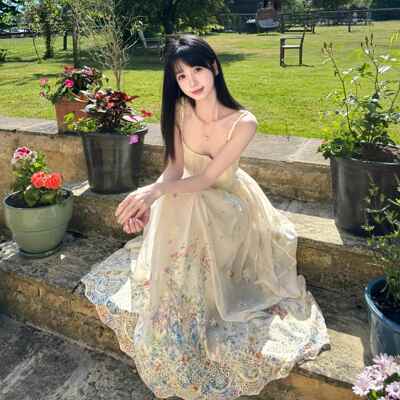 秘镜花园重工刺绣碎花吊带连衣裙女夏季收腰显瘦海边度假大摆长裙