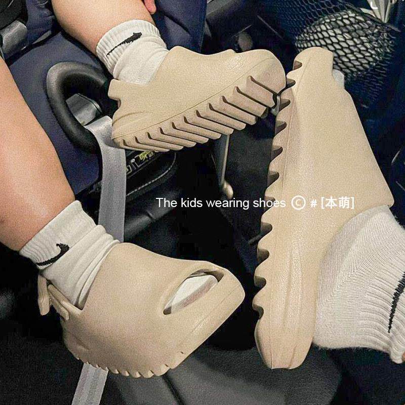 儿童宽松不挤脚防滑凉鞋亲子鞋可下水洞洞鞋2026新款小孩夏季男童