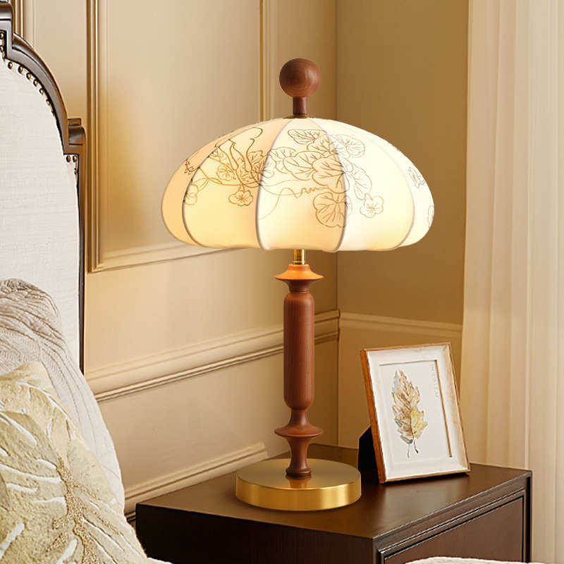 法式中古氛围台灯布艺复古怀旧客厅卧室床头柜书房美式装饰实木灯