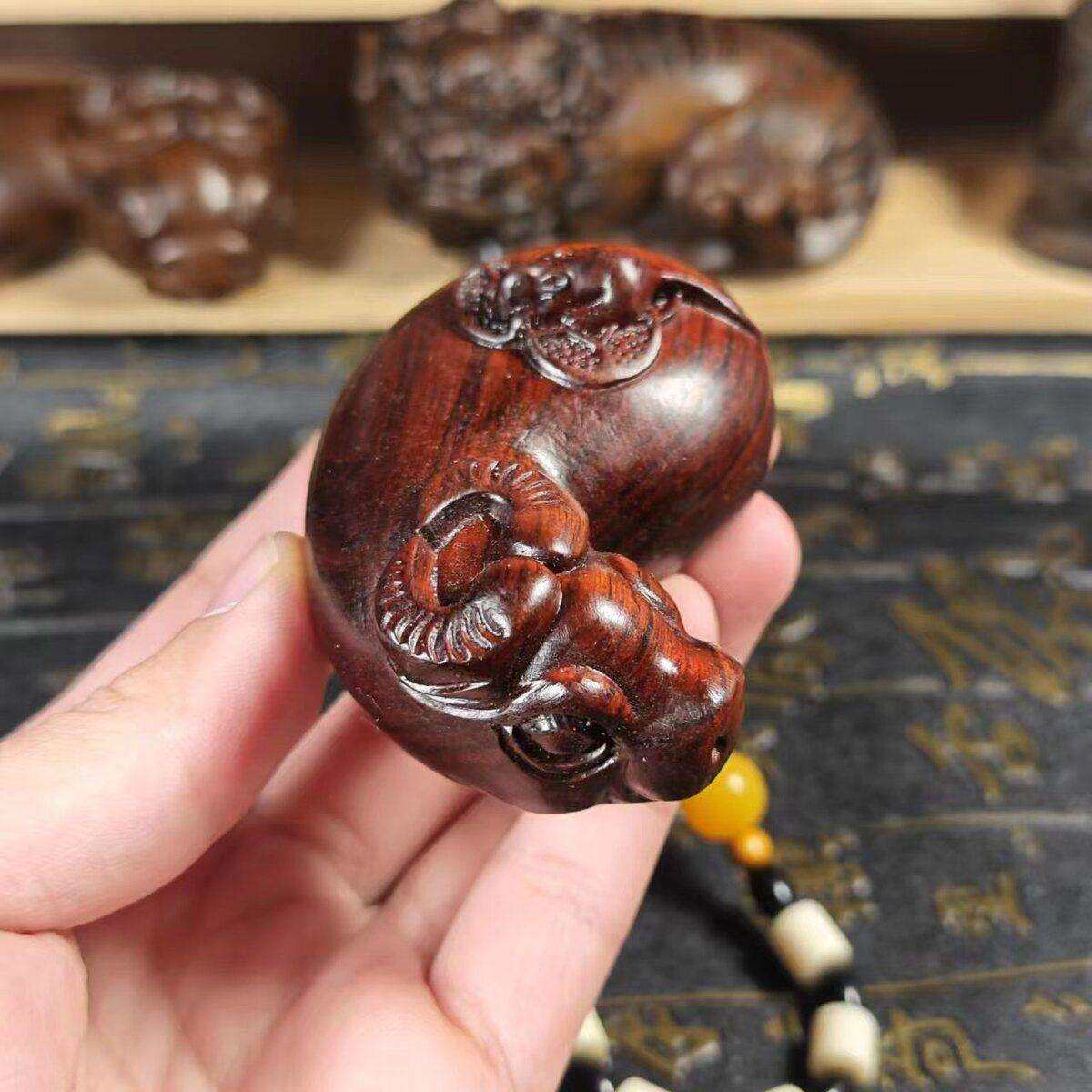 7厘米小叶紫檀木雕实心牛转乾坤摆件随身盘玩文玩把件家居装饰