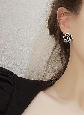 山茶花玫瑰耳环2025新款爆款高级感女黑色耳钉无耳洞耳夹耳饰耳扣