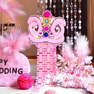 2025婚房狮子头布置婚礼喜庆单拍照订婚晨袍装饰道具醒狮创意摆件