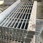 防滑钢格栅板 热镀锌钢格板沟盖板平台踏步板不锈钢楼梯踏步板