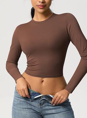 Tight fitting navel exposed sports T-shirt, long sleeved
