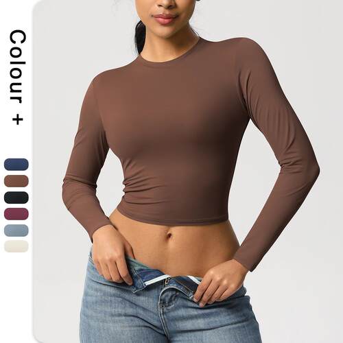 Tight fitting navel exposed sports T-shirt, long sleeved