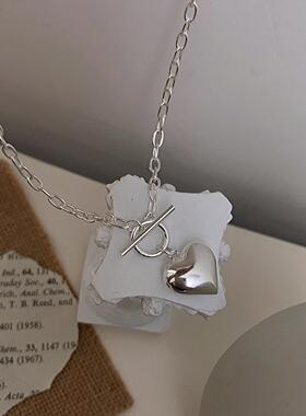 This trendy OT clasp necklace features a retro heart design,