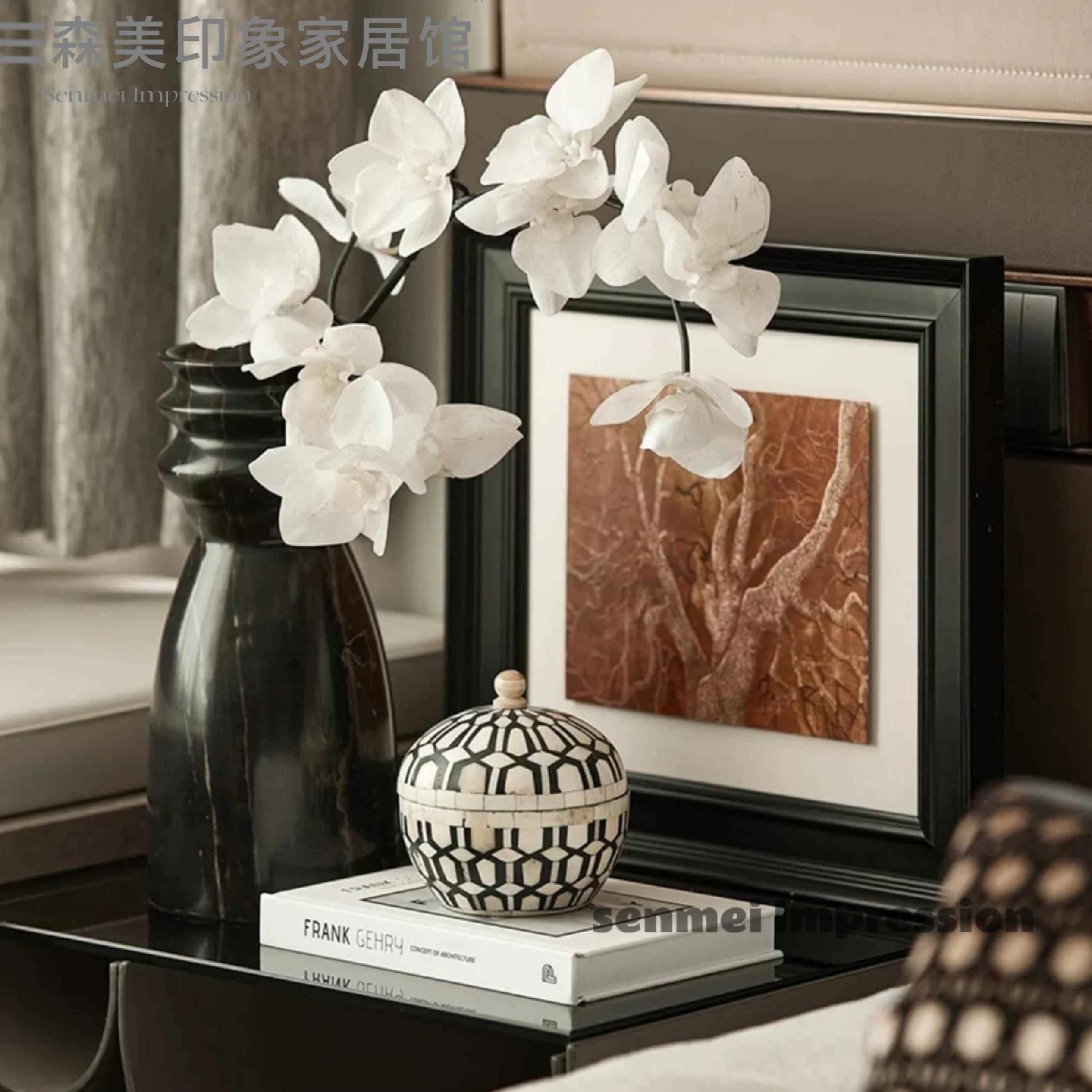 现代中古风样板间床头柜装饰画摆件大理石花器插花牛骨储物罐装饰图片