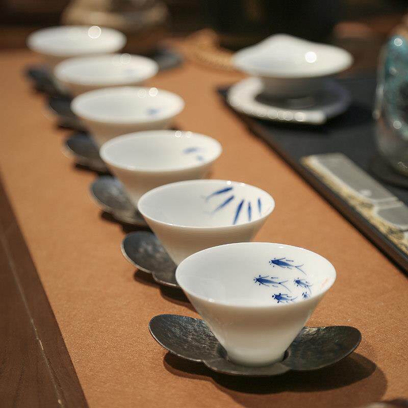 鱼戏6入 景德镇手绘青花鲤鱼杯 螺纹斗笠杯 陶瓷功夫茶具茶杯小号