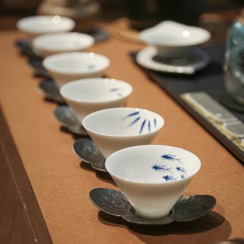 鱼戏6入 景德镇手绘青花鲤鱼杯 螺纹斗笠杯 陶瓷功夫茶具茶杯小号