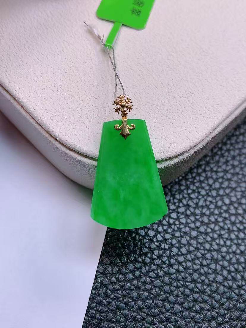 天然真品翡翠正品 水润细腻气质18k金镶嵌冰阳绿满阳色无事牌吊坠