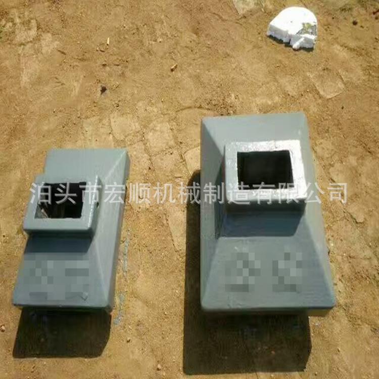 厂家生产铸铁莲花马路护栏底座交通隔离护栏底座铸铁马路墩图片