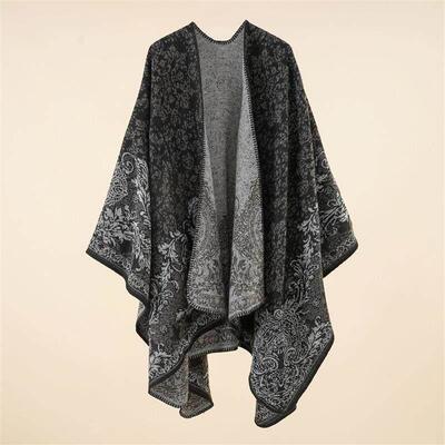 A vacation shawl paired with a Scottish cape披肩