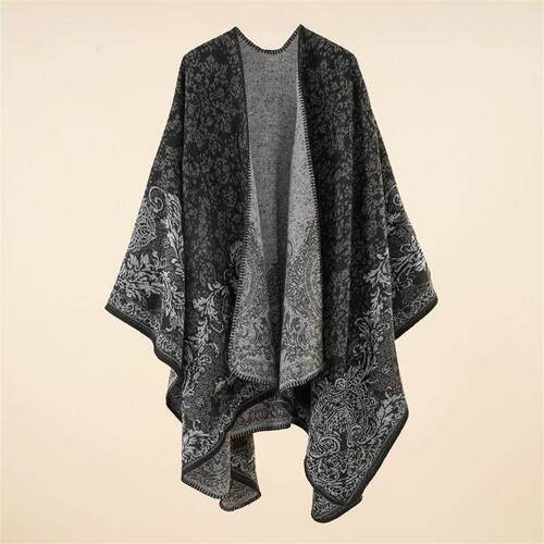 A vacation shawl paired with a Scottish cape披肩