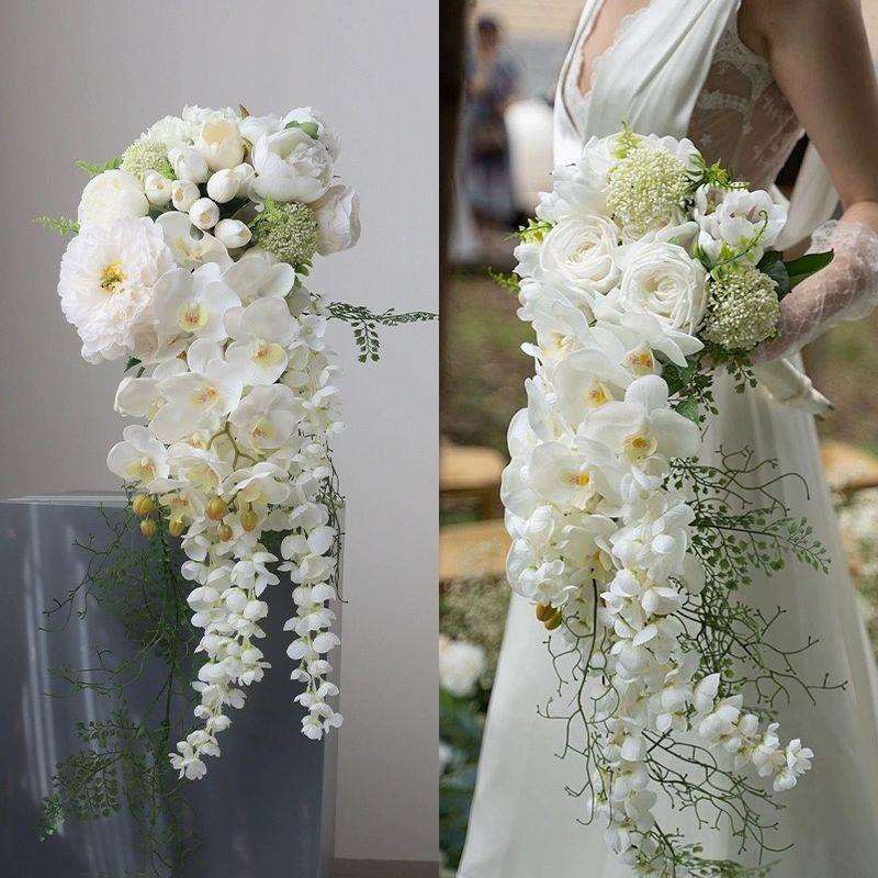 法式水滴瀑布手捧花白色蝴蝶兰马蹄莲花束结婚唯美花婚礼摄影