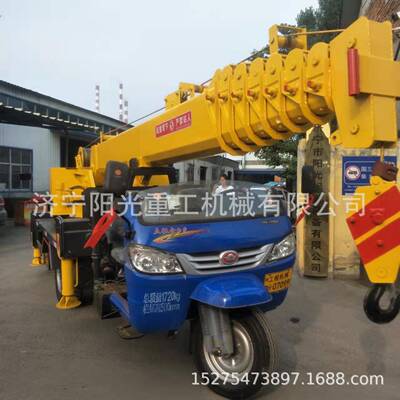 小型伸缩臂全液压三轮吊车5吨6吨农用三马子改装起重机