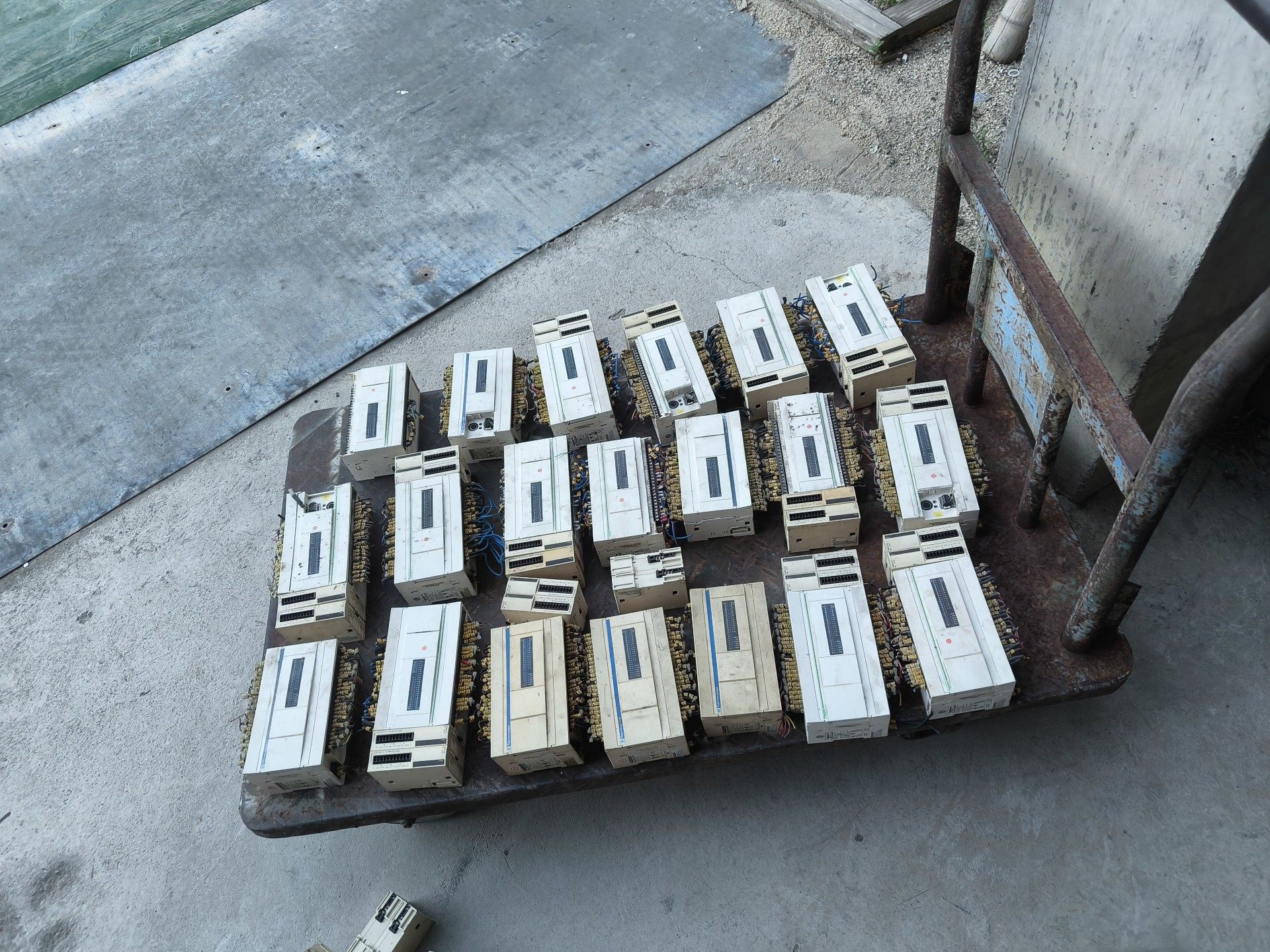 施耐德PLC TWDLCAA40DRF 成色如图 ，一个主机