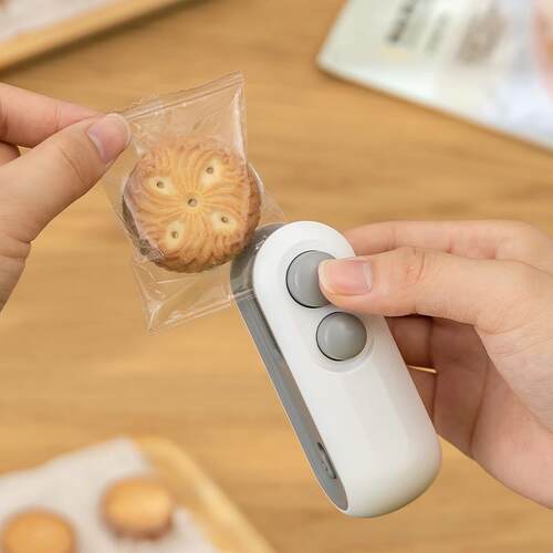 充电式 有这个小巧方便的封口机，吃不完的零食不怕受潮咯！