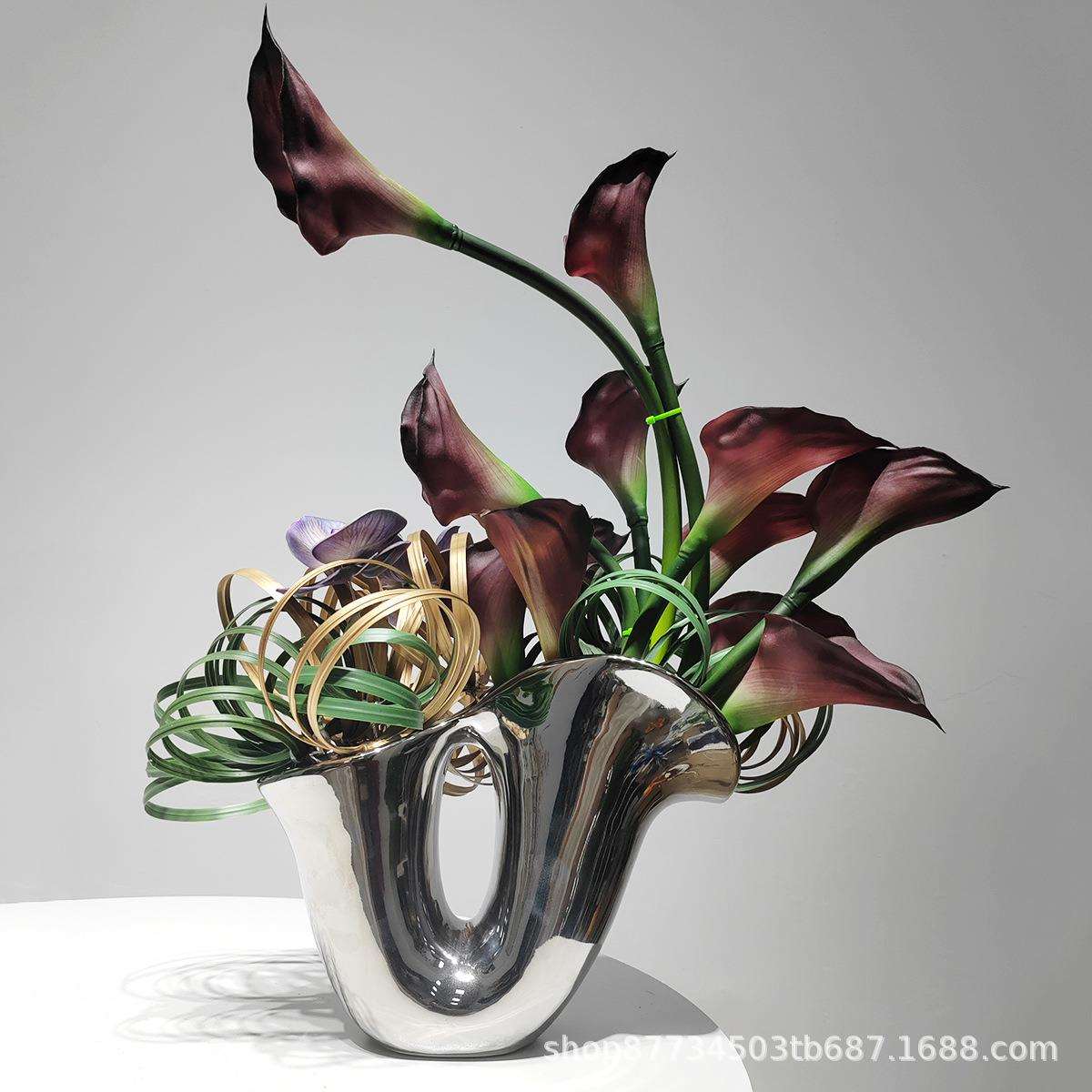 轻奢艺术花艺样板间售楼处客厅书房玄关柜深紫色花卉银色花瓶摆设