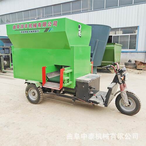 养殖场电动款喂料机青储草料投草机三立方前出料螺旋式出草车