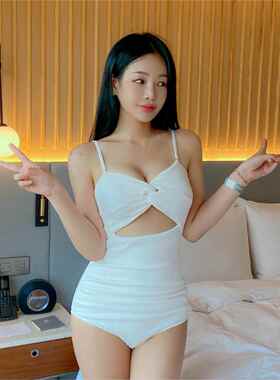 Swimsuit hollowed out to cover the belly and expose the