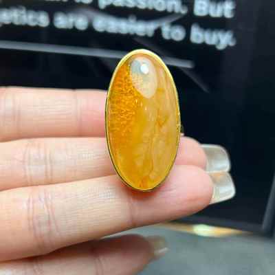 欧美轻奢男女款 天然蜜蜡金绞蜜皮纹风景琥珀戒指 925银镀金环