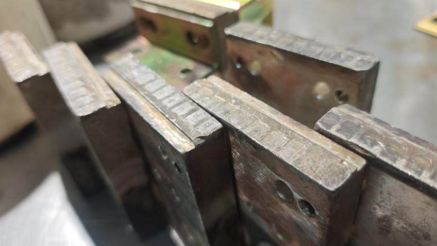 4月5日北京【京械6566】银触点一批7只（具体以实物为准、非专业人士谨慎竞拍)网络拍卖公告