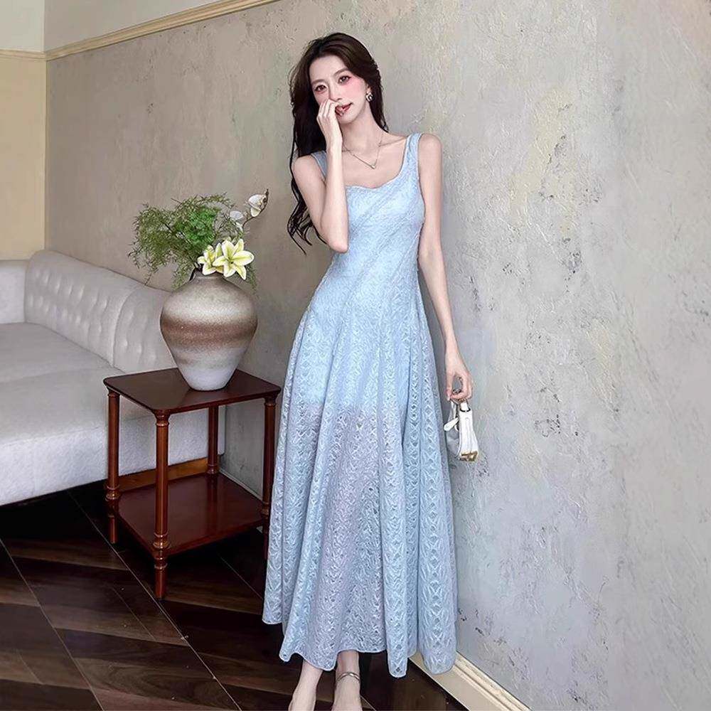 2025出游穿搭吊带连衣裙女夏季独特好看收腰显瘦度假海滩背带长裙