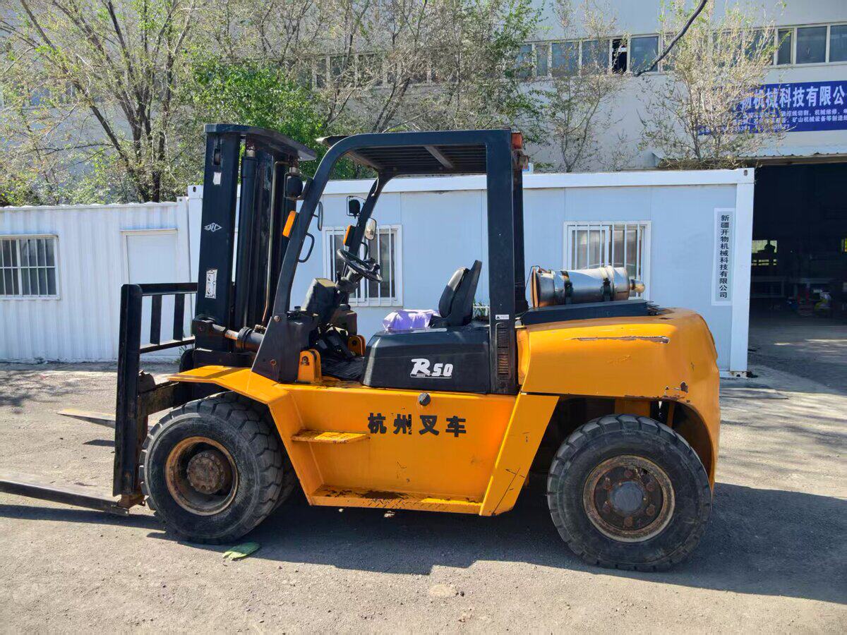 5月22日乌鲁木齐委托-资产处置杭州叉车一台,载重5吨,搭配康明斯发动机,500小时,原车油漆,实表实况,车况优,网络拍卖公告