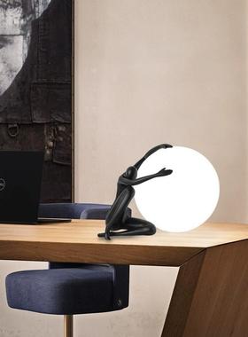 代创意形抱球雕塑摆件客人厅现书室房办公桌面大气轻奢87134艺术