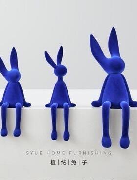 克莱因蓝植绒坐姿兔子客厅摆件创意酒店售楼处样板间软装饰品摆设