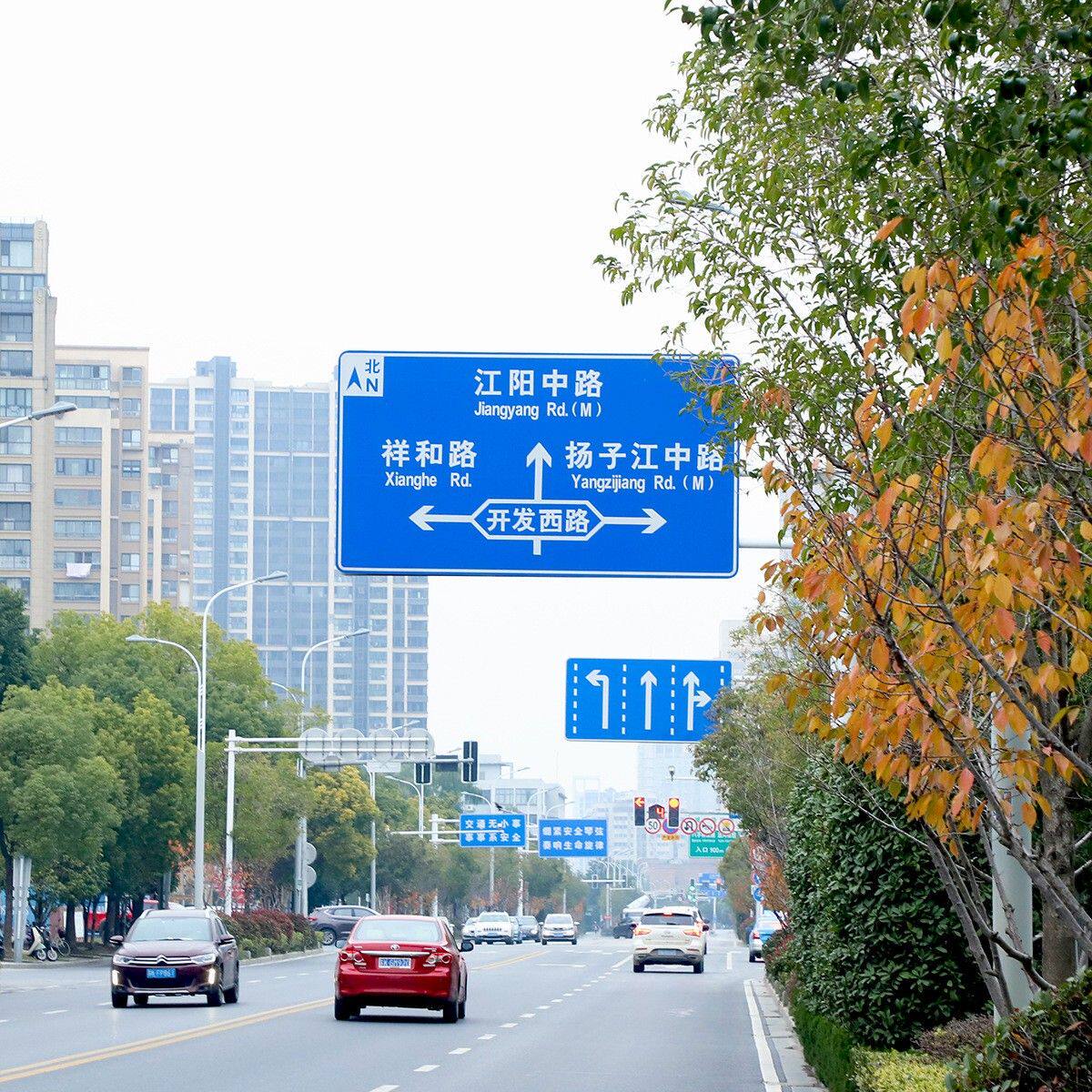 交通厂标志牌车辆出无品牌/入区路段意学行校路口注行人施工减速