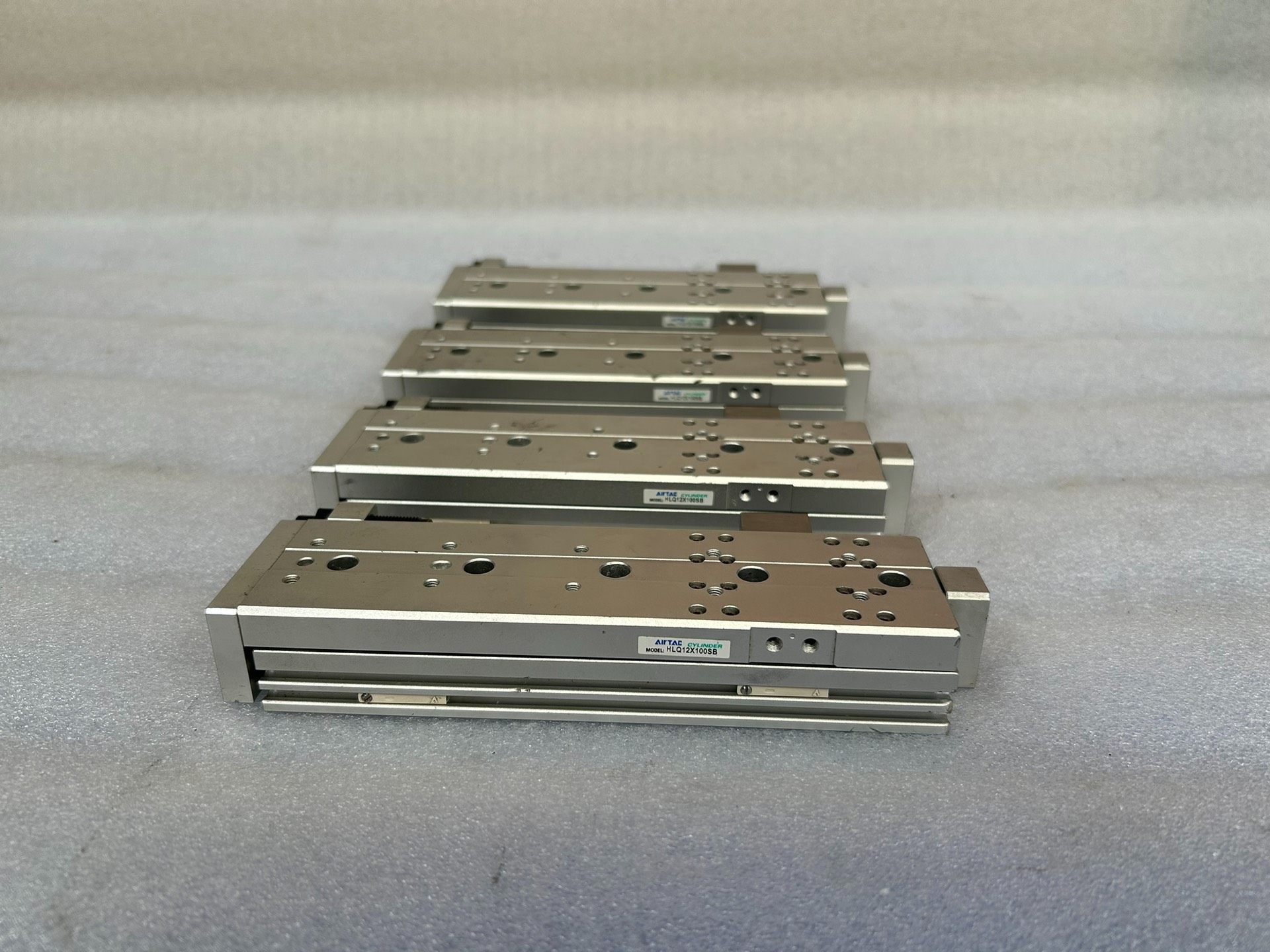 亚德客滑台气缸 HLQ12X100SB 缸径20，行程100