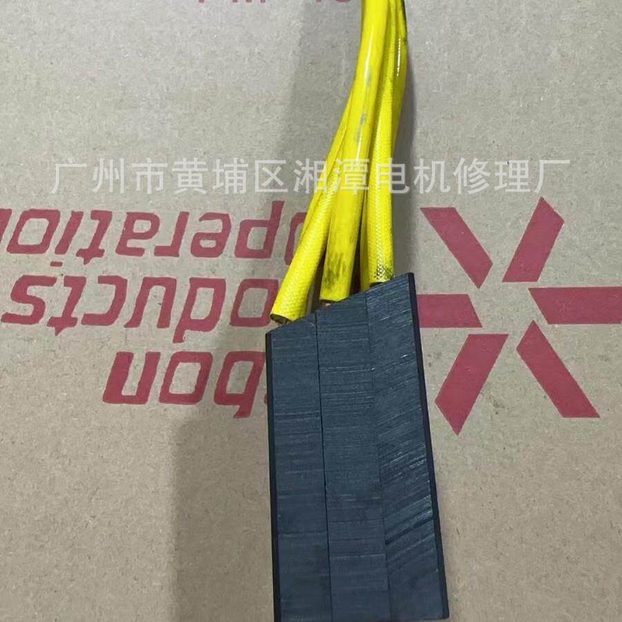 R52862D38碳刷尺寸28.6x44.4x57.15电刷R52862D38三片碳刷