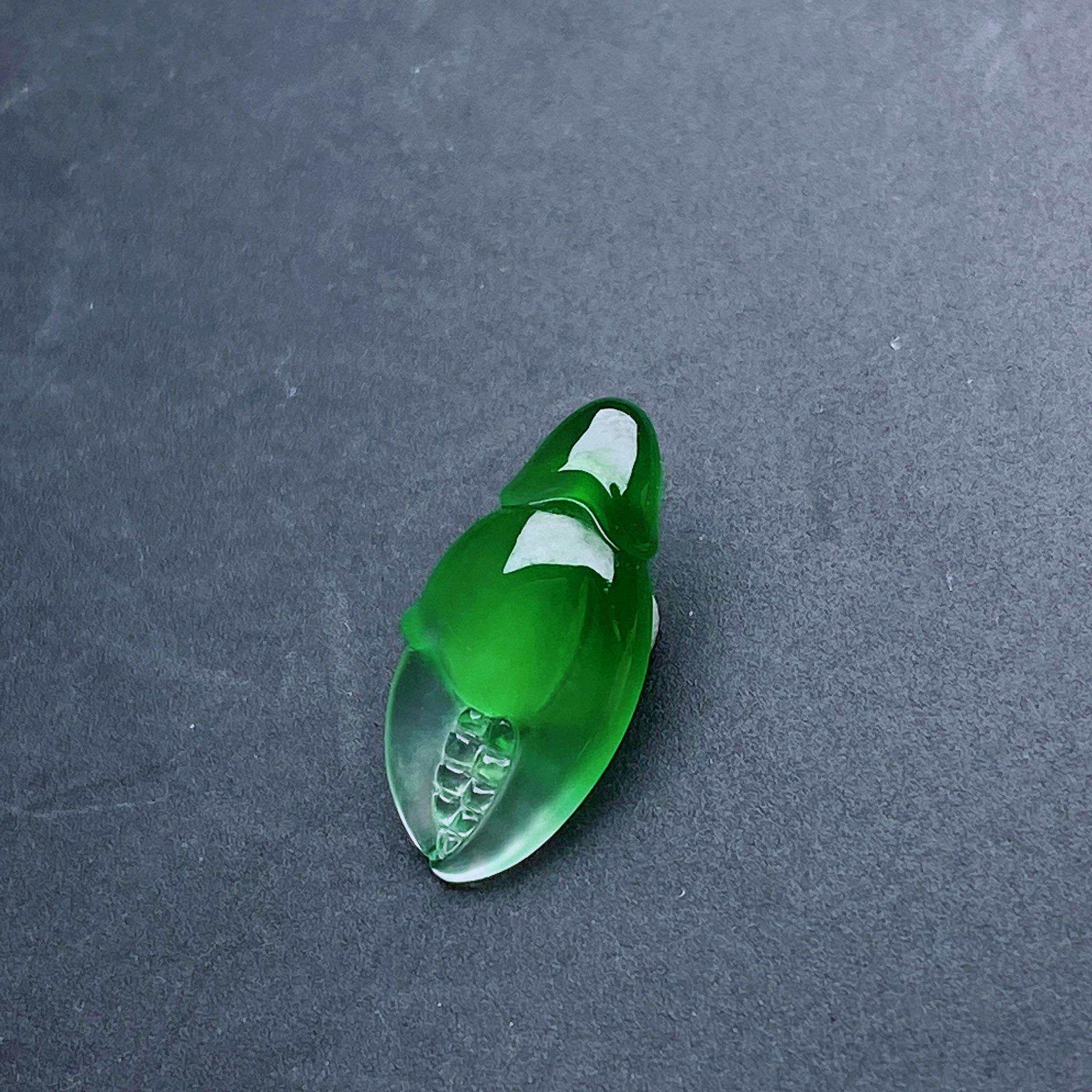 缅甸天然翡翠a货冰阳绿有钱蟹钳裸石fxj，尺寸：14.8-7.4-3.5mm