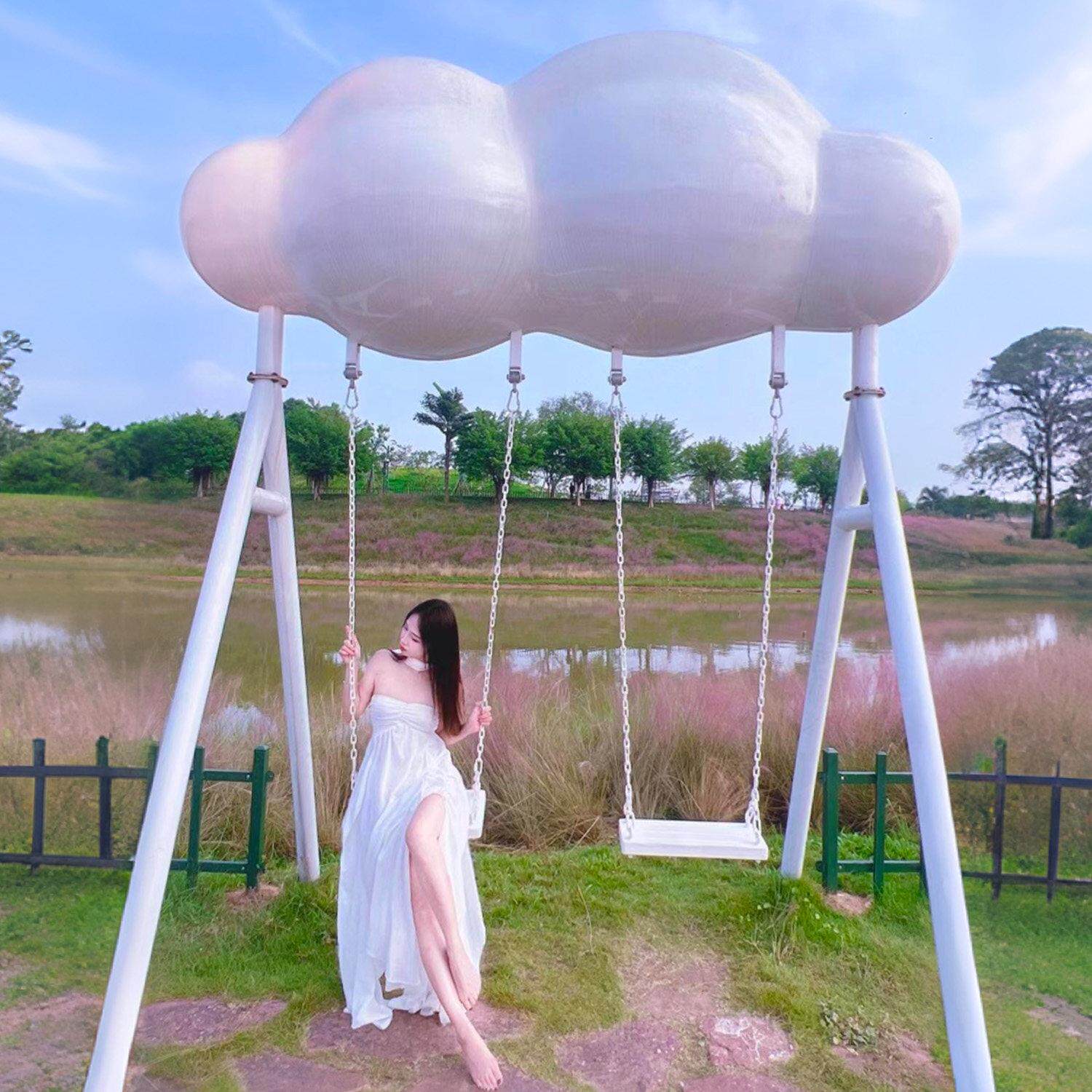 网红云朵秋千户外风景区公园互动拍照打卡座椅美陈装饰摆饰定制厂