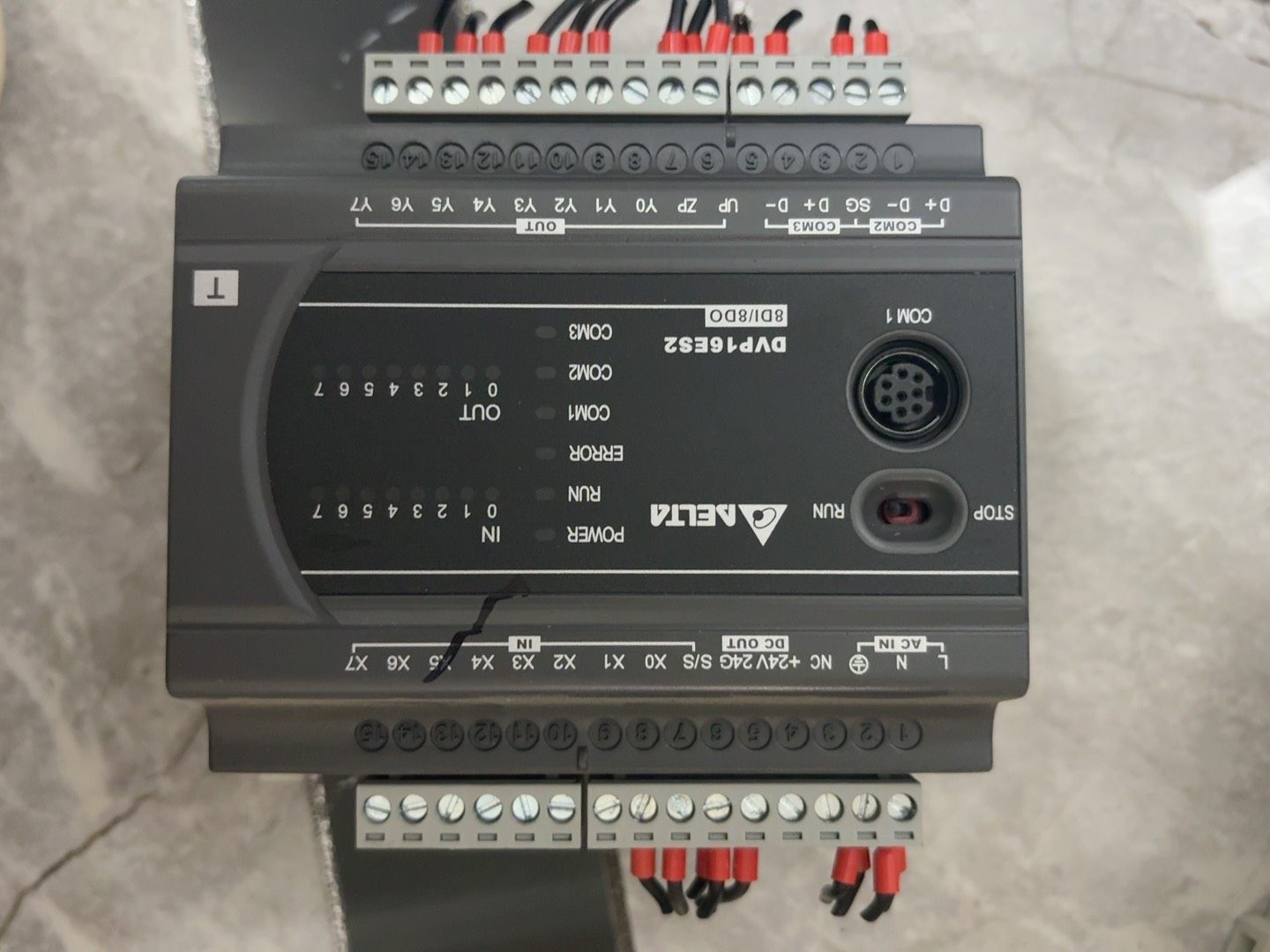 一台台达编程控制器;