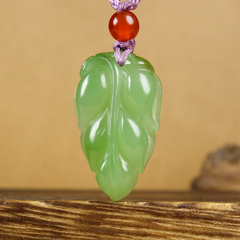 W一元起拍保真新疆和田玉碧玉俄碧七号矿老料阳绿叶子吊坠3.86g