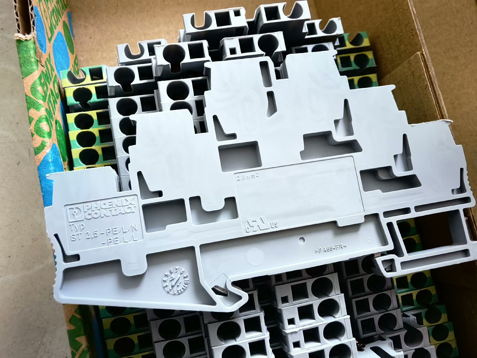 菲尼克斯Phoenix  接线端子 :ST2.5-PE/L/