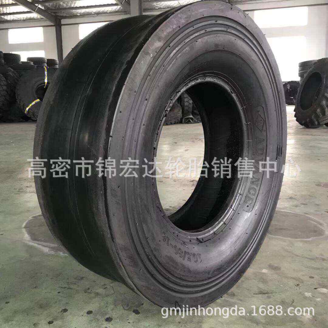 光面压路机 95/65-15  10.5/80-16 900-20 1100 14/70-20轮胎