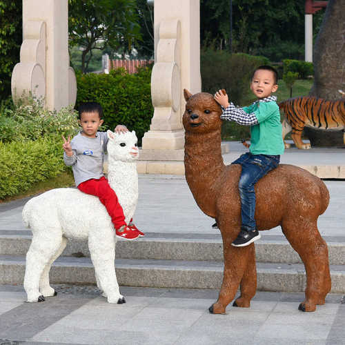 户外园林景观装饰动物玻璃钢雕塑仿真羊驼摆件花园庭院商场幼儿园