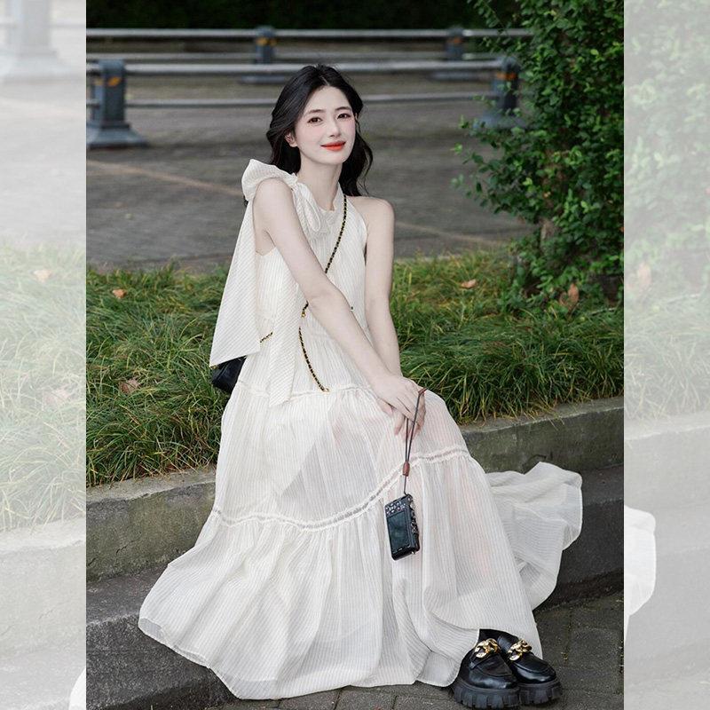 法式温柔风白色挂脖连衣裙女2025春季新款独特超好看别致无袖裙子