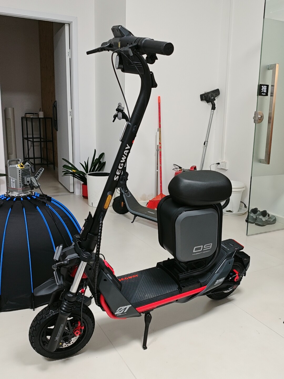 Электросамокат Ninebot ZT3 Pro: 1600 Вт пиковая мощность, 32 км запас хода, внедорожная амортизация, интеллектуальная система TCS, Apple Find My. Идеален для города и бездорожья. photo review