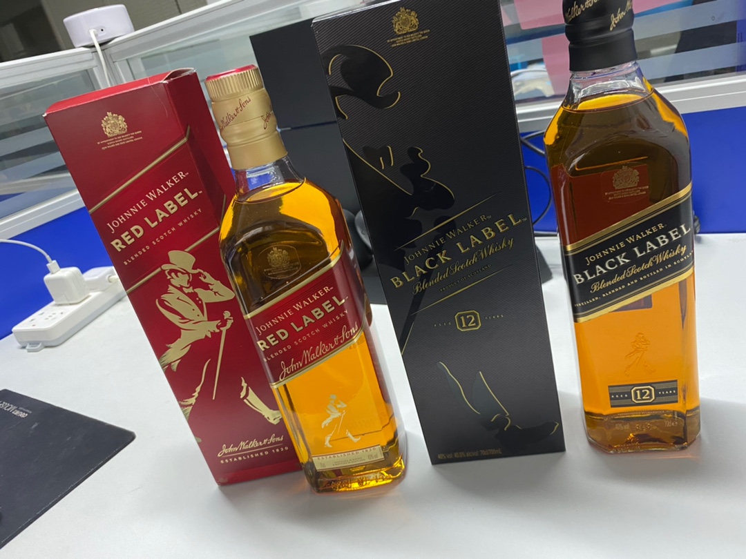 JOHNNIE WALKER 尊尼获加 黑牌+红牌 调配型苏格兰威士忌组合700ml*2瓶 双重优惠折后￥265包邮 2件￥470包邮