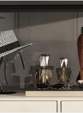 样板房衣帽间软装饰入口大厅帽子香水瓶太阳镜托盘组合